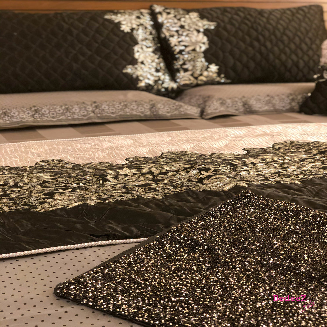 Ebony Elegance Embroidered Bed Set5.0