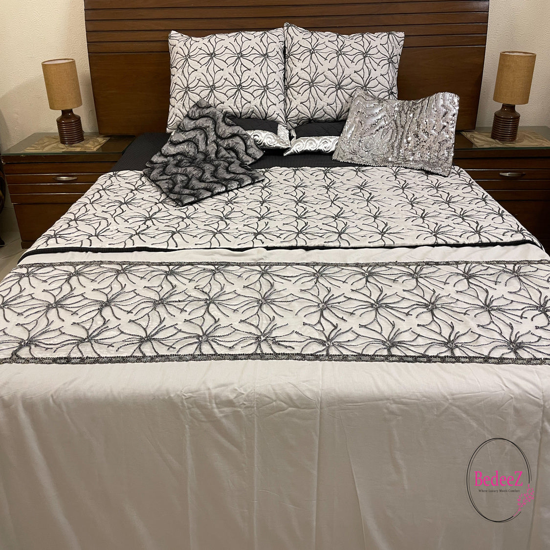 Ebony Ivy Embroidered Bed Set1.0