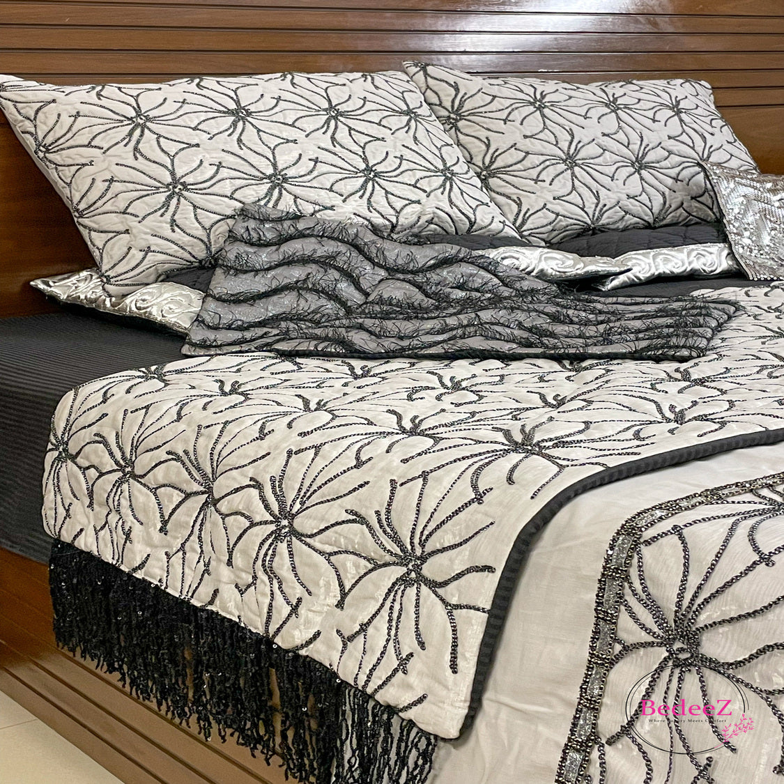 Ebony Ivy Embroidered Bed Set2.0