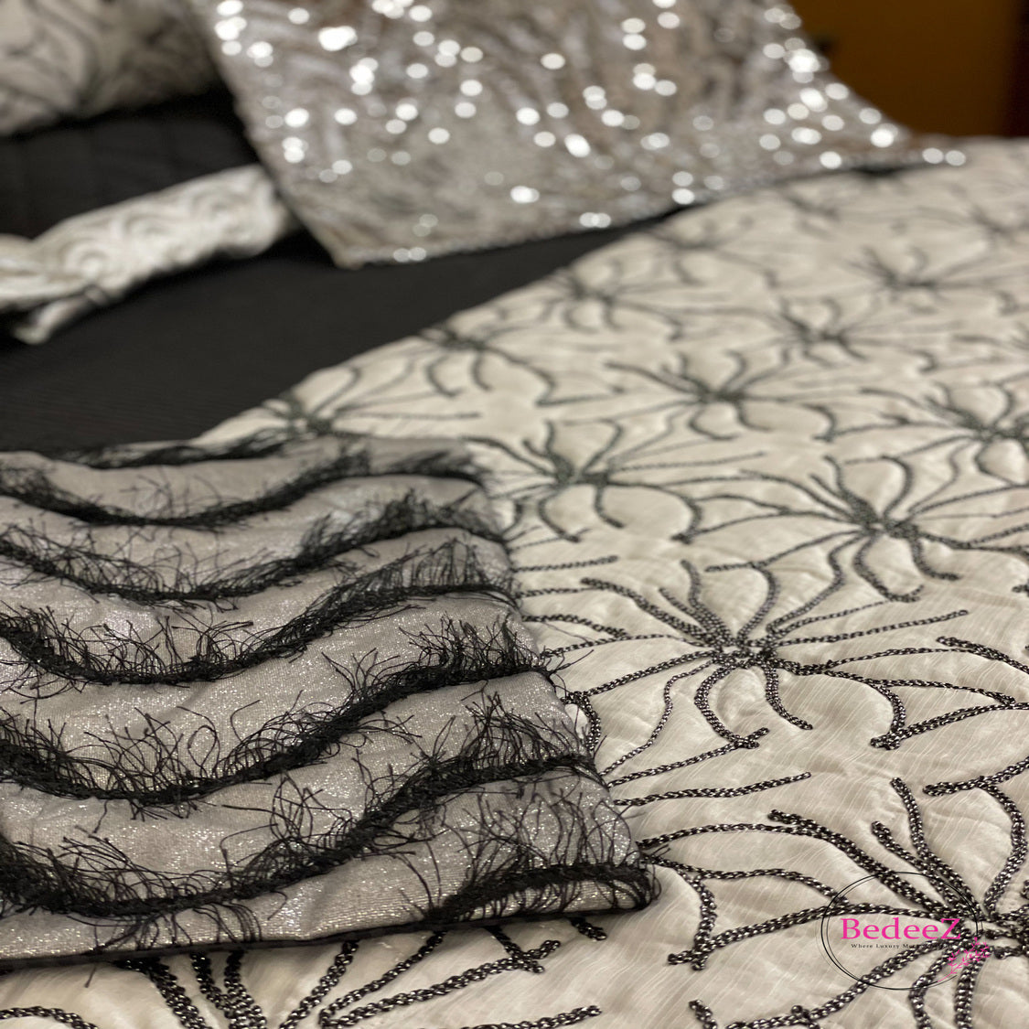 Ebony Ivy Embroidered Bed Set3.0