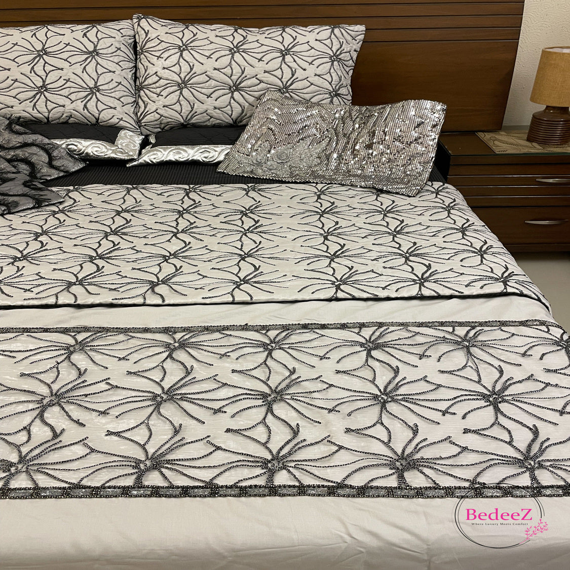 Ebony Ivy Embroidered Bed Set4.0