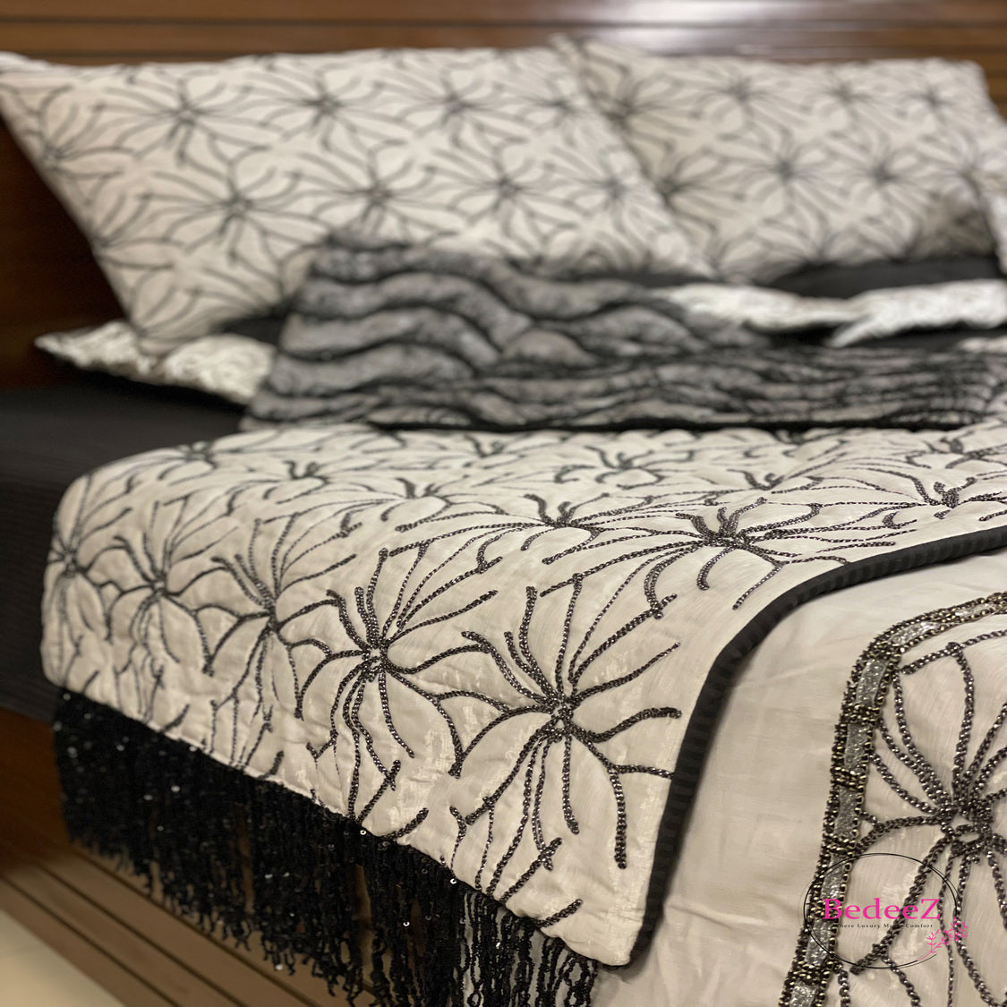 Ebony Ivy Embroidered Bed Set7.0