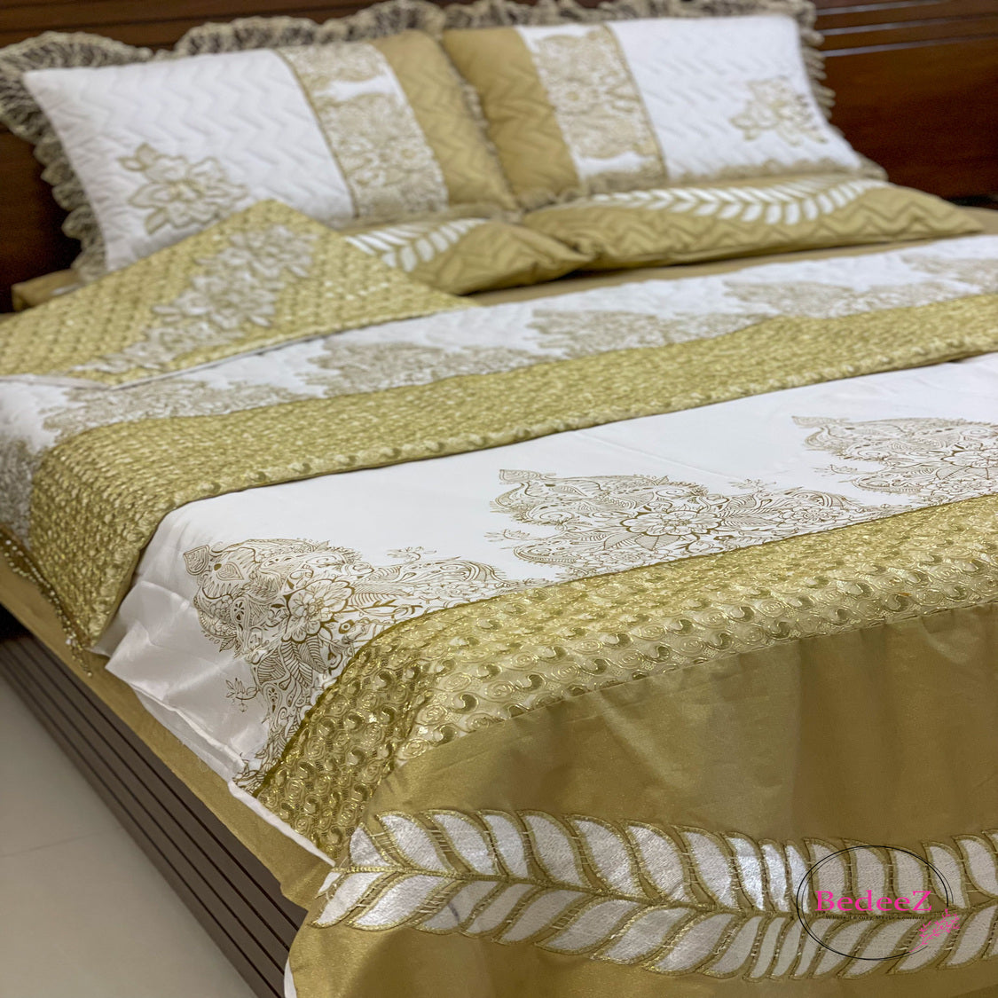 Golden Grace Embroidered Bed Set2.0