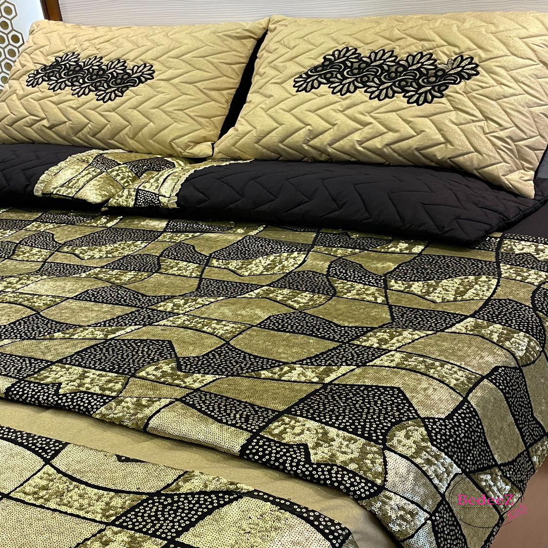 Golden Mosaic Embroidered Bed Set2.0