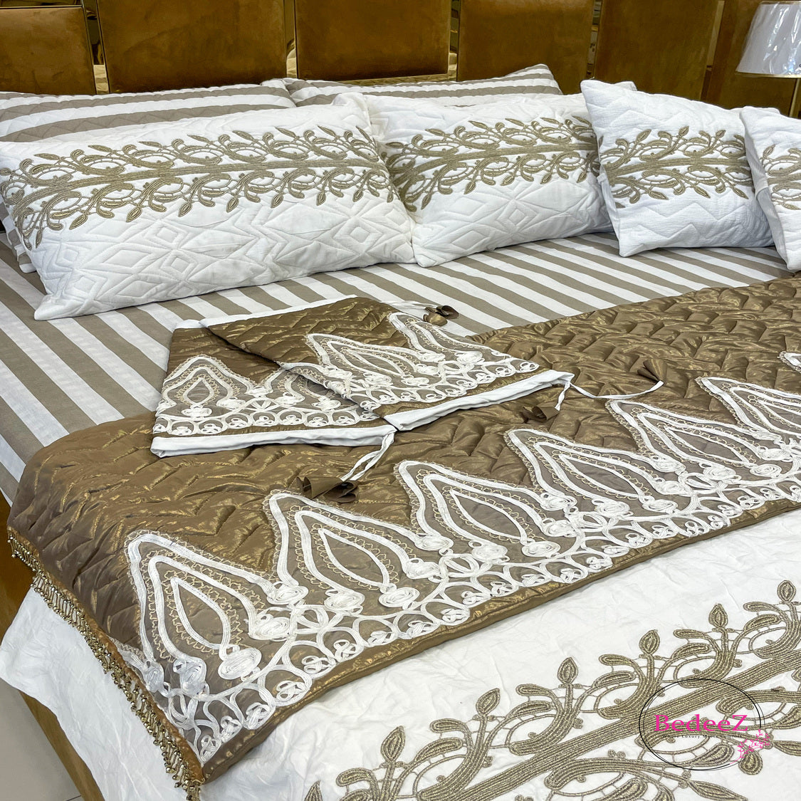 Ivory Regal Embroidery Bed Set2.0