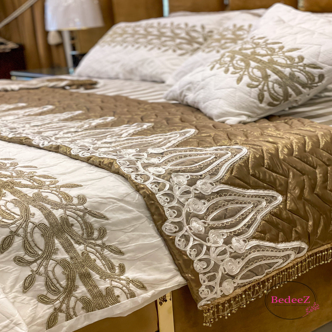 Ivory Regal Embroidery Bed Set5.0