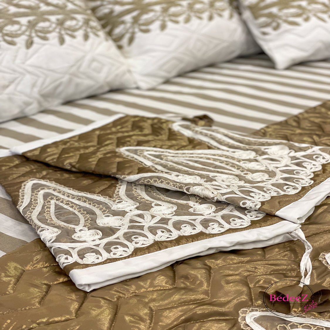 Ivory Regal Embroidery Bed Set7.0