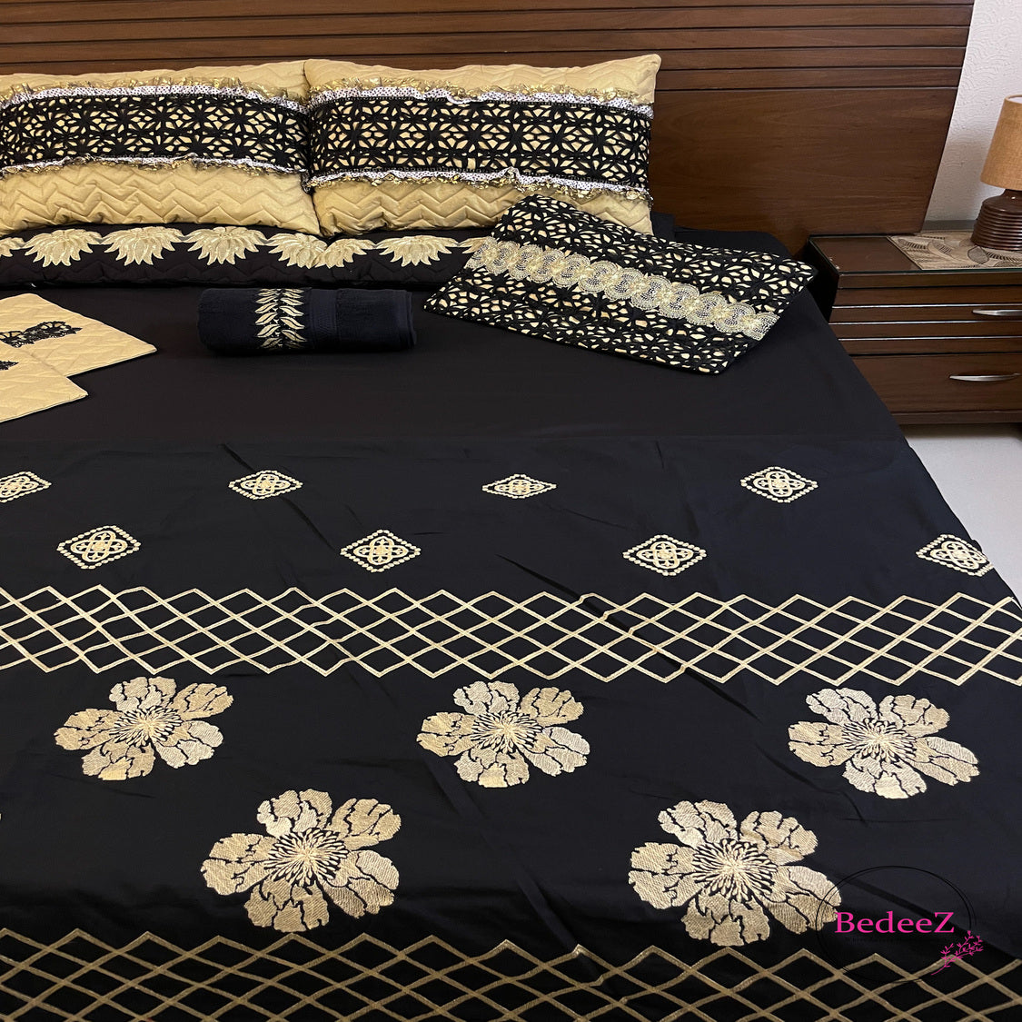 Midnight Floral Embroidered Bed Set4.0