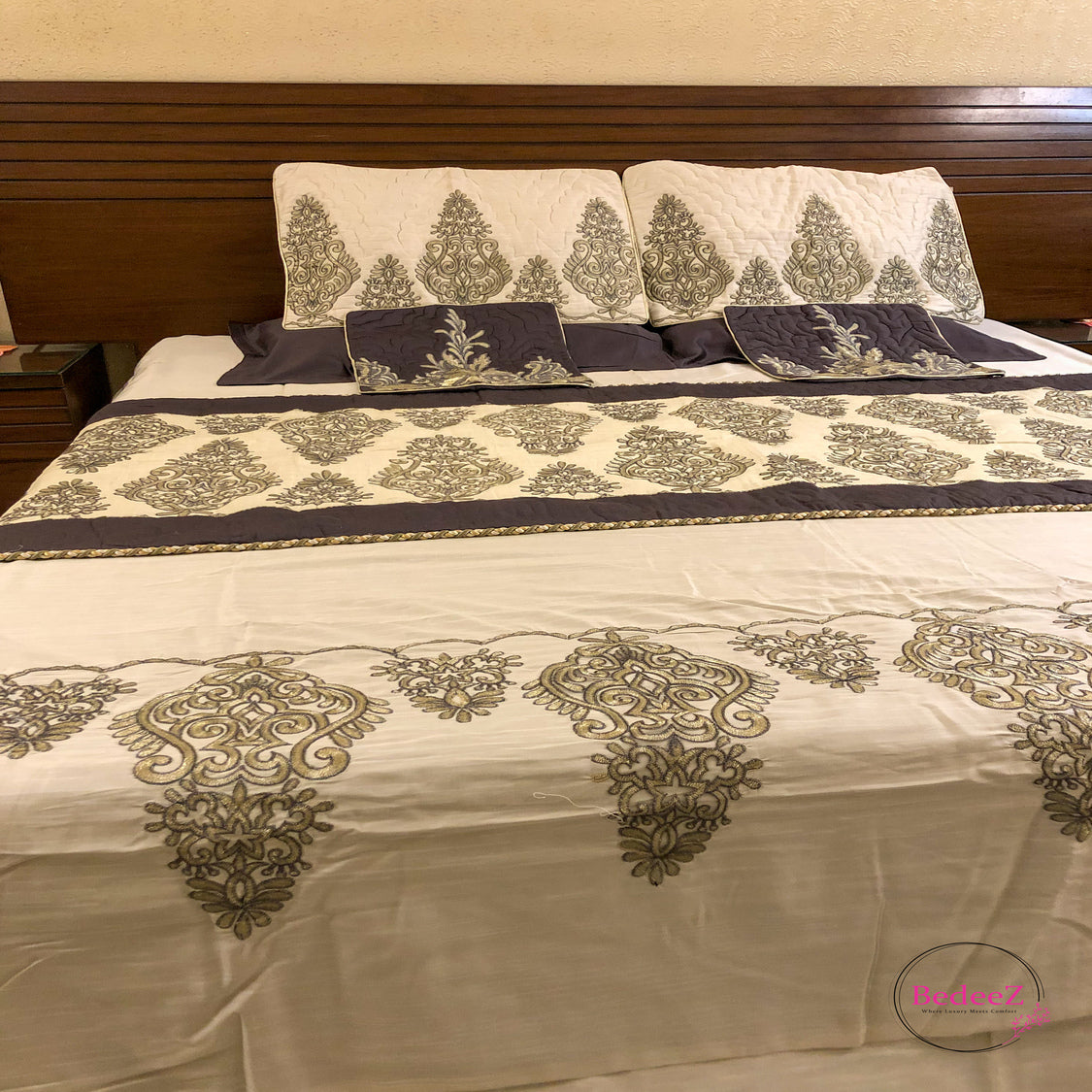 Regal Embroidery Bed Set1.0