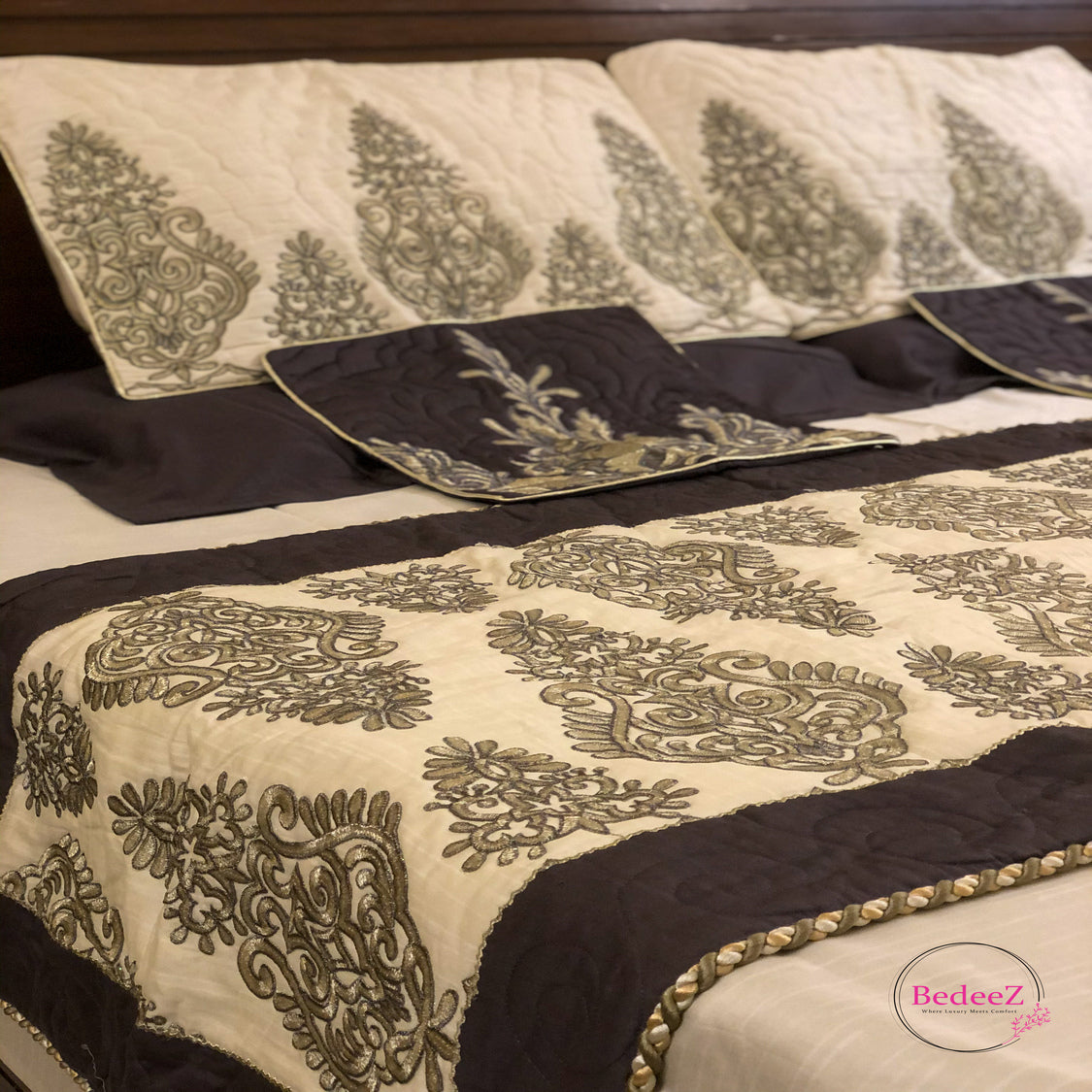 Regal Embroidery Bed Set3.0