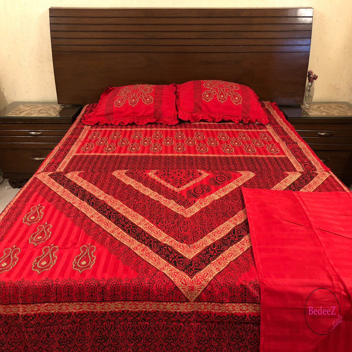 Regal Red Paisley Bedsheet Set1.0