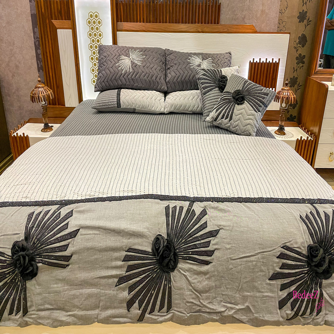 Silver Starburst Embroidered Bed Set1.0