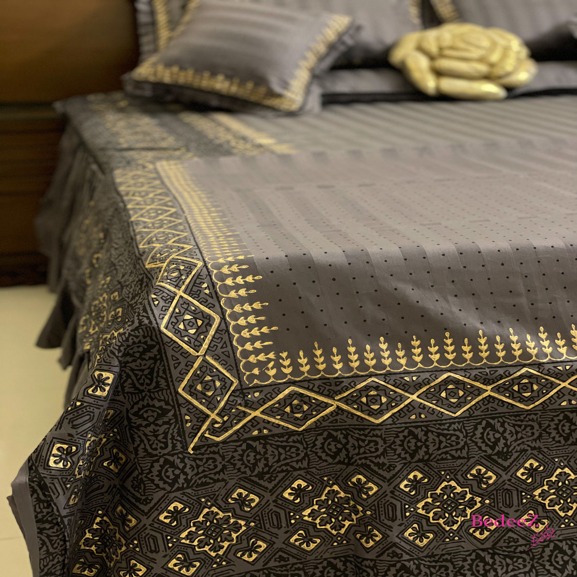 Slate Elegance Embroidered Bed Set5.0